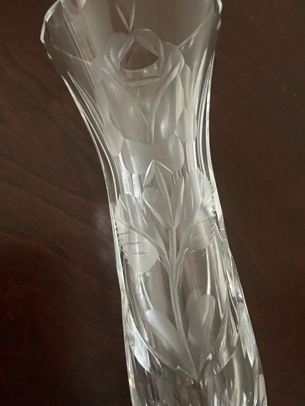 Crystal bud vase with etched rose design - Picture 3 of 8